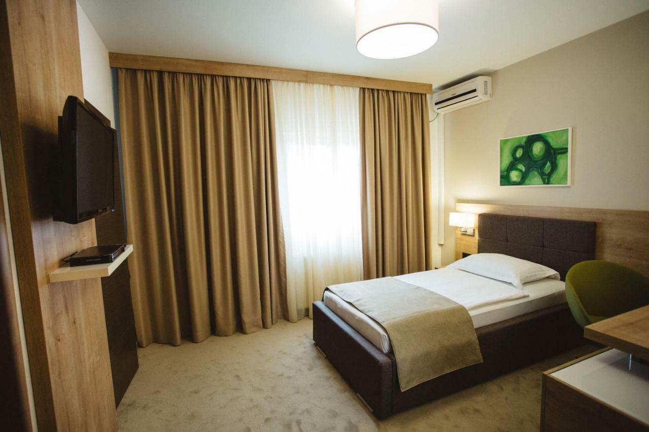 Hotel Zelenkrov Cepin Екстериор снимка