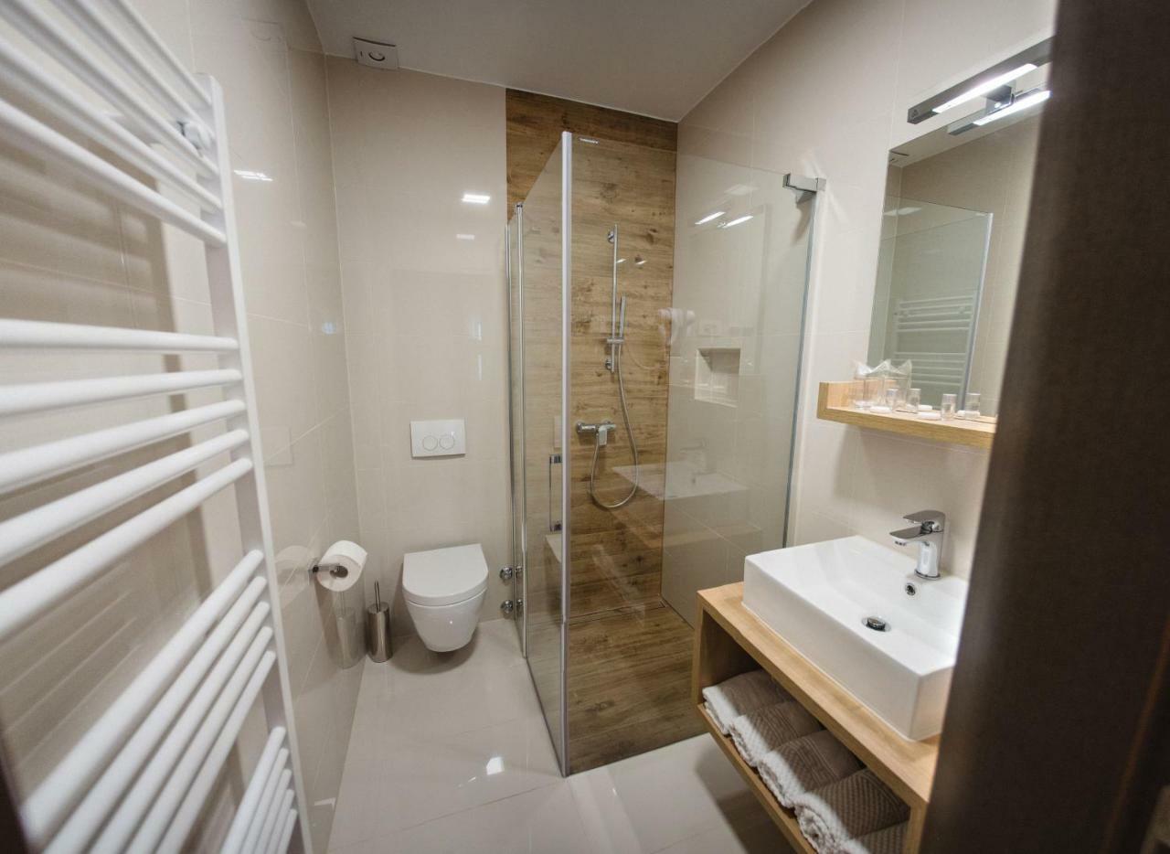 Hotel Zelenkrov Cepin Екстериор снимка