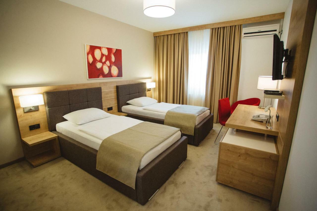 Hotel Zelenkrov Cepin Екстериор снимка