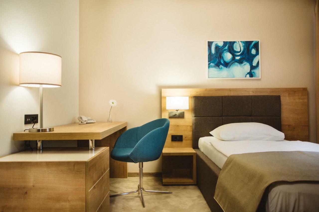 Hotel Zelenkrov Cepin Екстериор снимка