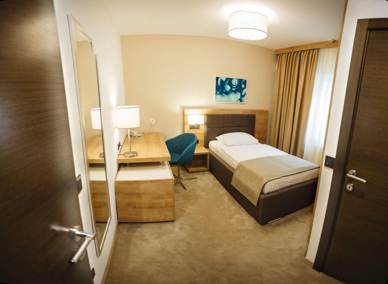 Hotel Zelenkrov Cepin Екстериор снимка