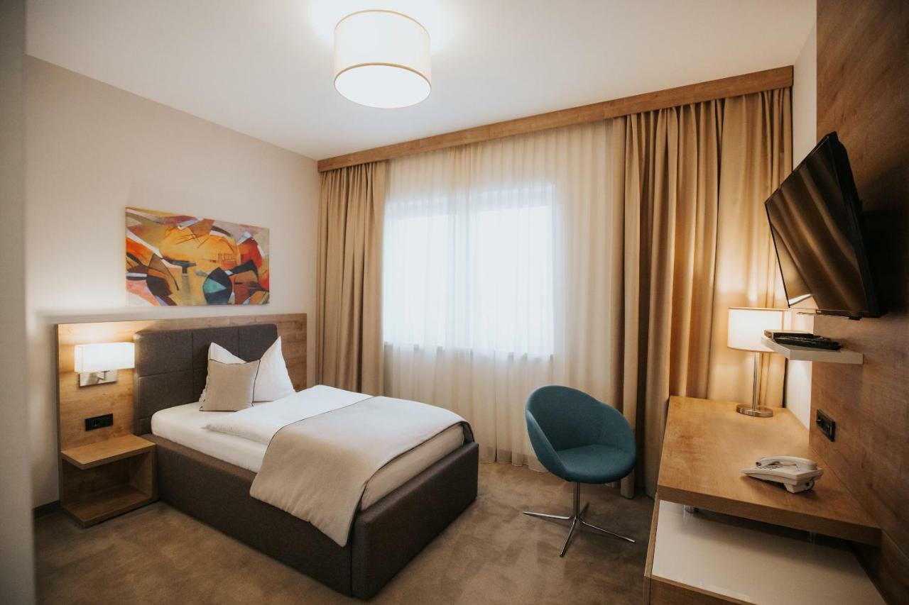 Hotel Zelenkrov Cepin Екстериор снимка