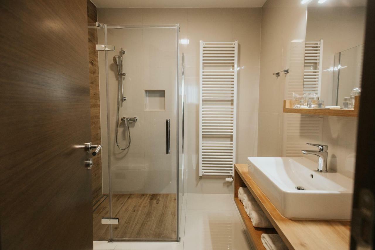 Hotel Zelenkrov Cepin Екстериор снимка