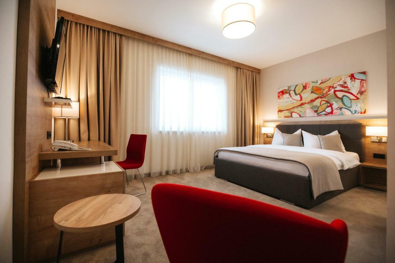 Hotel Zelenkrov Cepin Екстериор снимка
