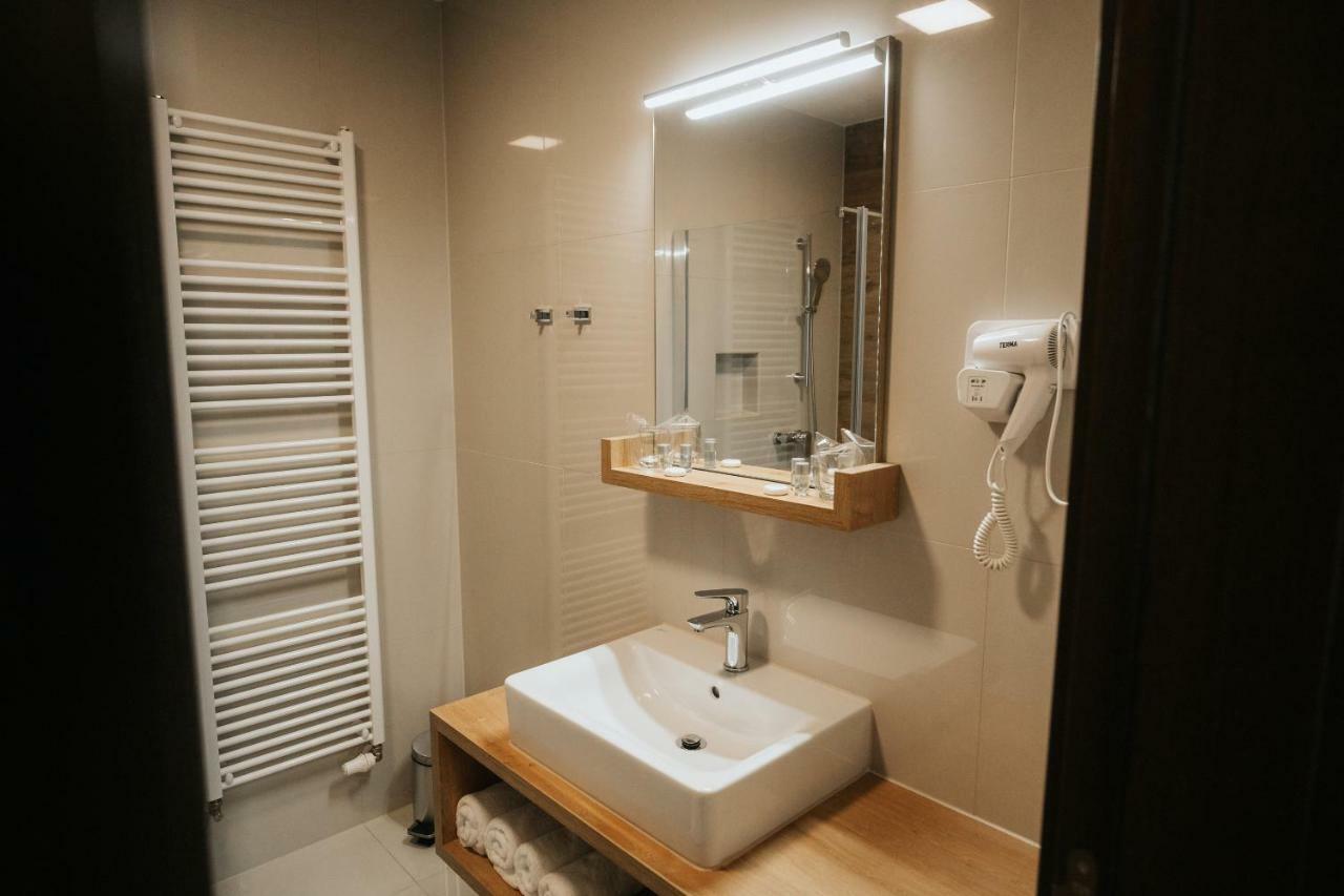 Hotel Zelenkrov Cepin Екстериор снимка